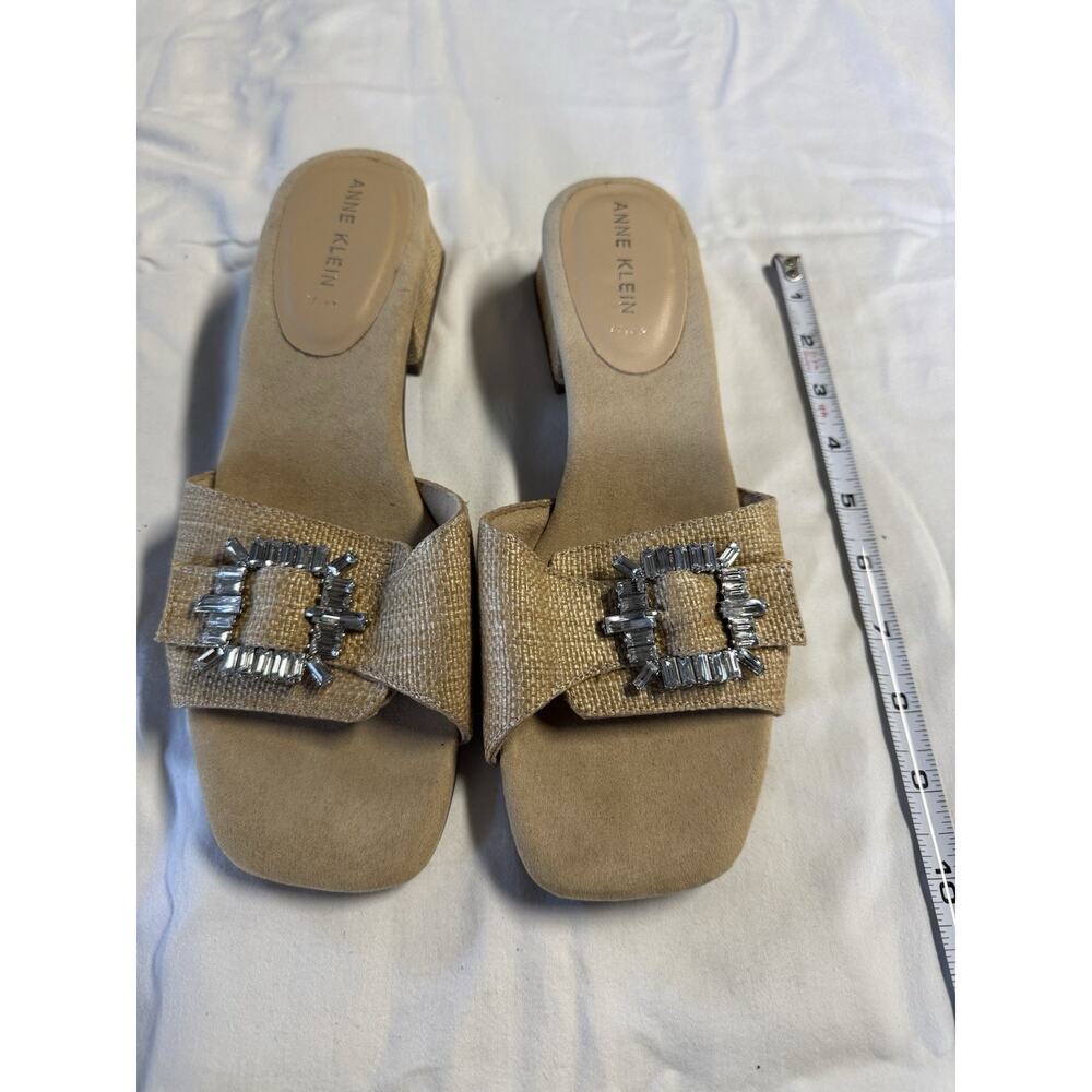 Anne Klein Naomi dress sandals in a natural raffia material Size 9